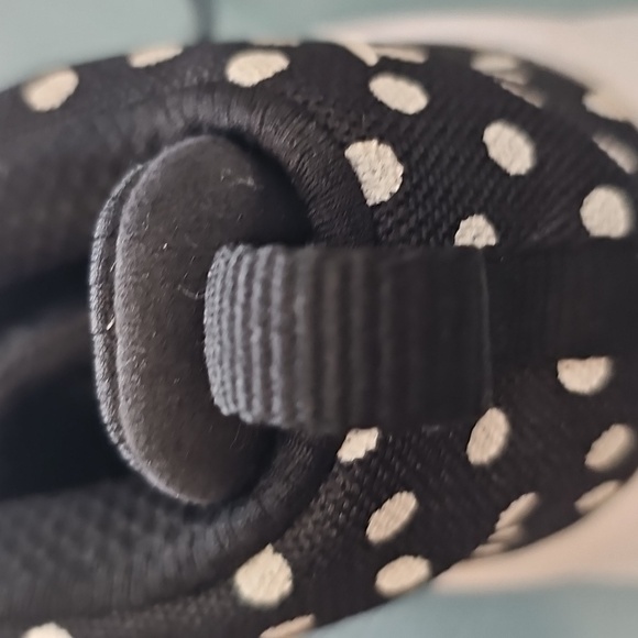 Black nike's HYPERF3SH Sneakers. Size 8.5. Black With White Dots. Very Good Used - Picture 10 of 10